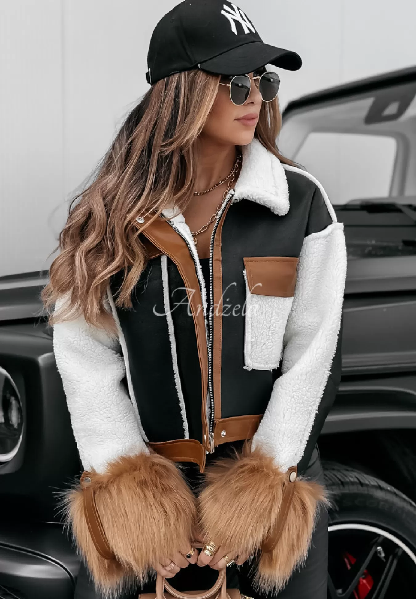 Fashion Krotka Kurtka Z Imitacji Skory Z Kozuchem I Futerkiem Heavenly Czarno-Camelowa Kobieta Kurtki