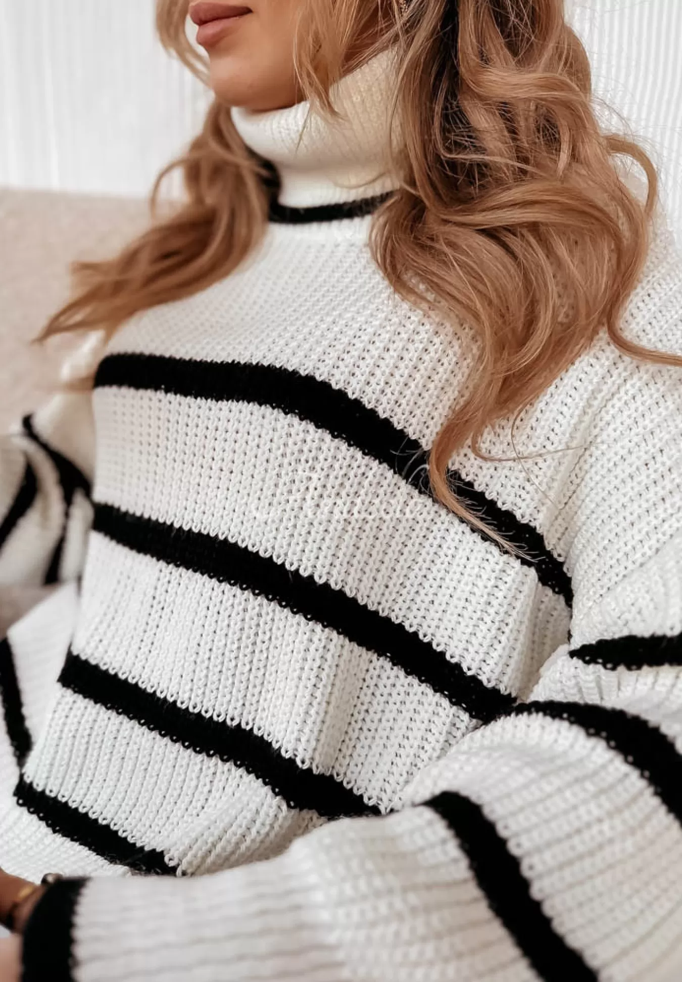 Sale Krotki Sweter Oversize W Paski Z Golfem Ignacio Ecru Kobieta Swetry