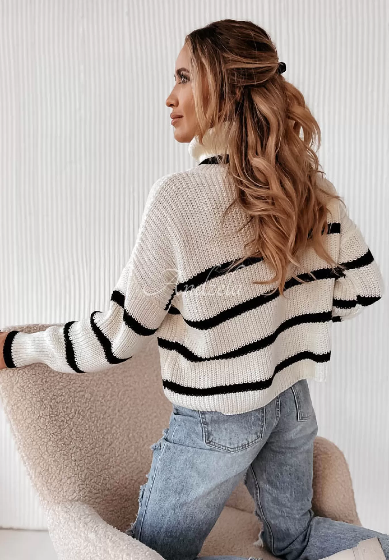 Sale Krotki Sweter Oversize W Paski Z Golfem Ignacio Ecru Kobieta Swetry