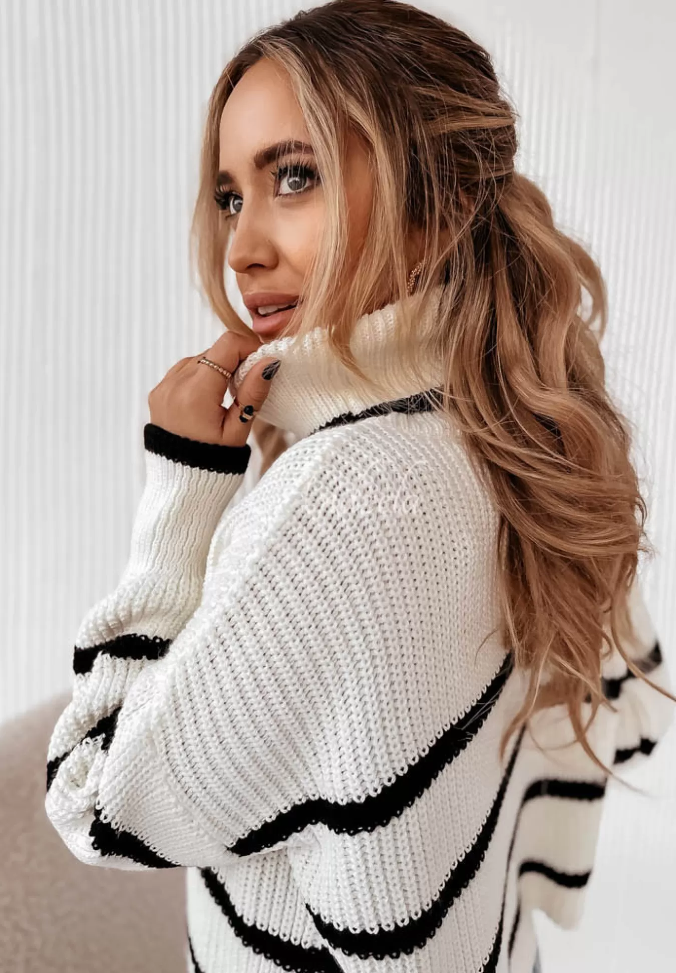Sale Krotki Sweter Oversize W Paski Z Golfem Ignacio Ecru Kobieta Swetry