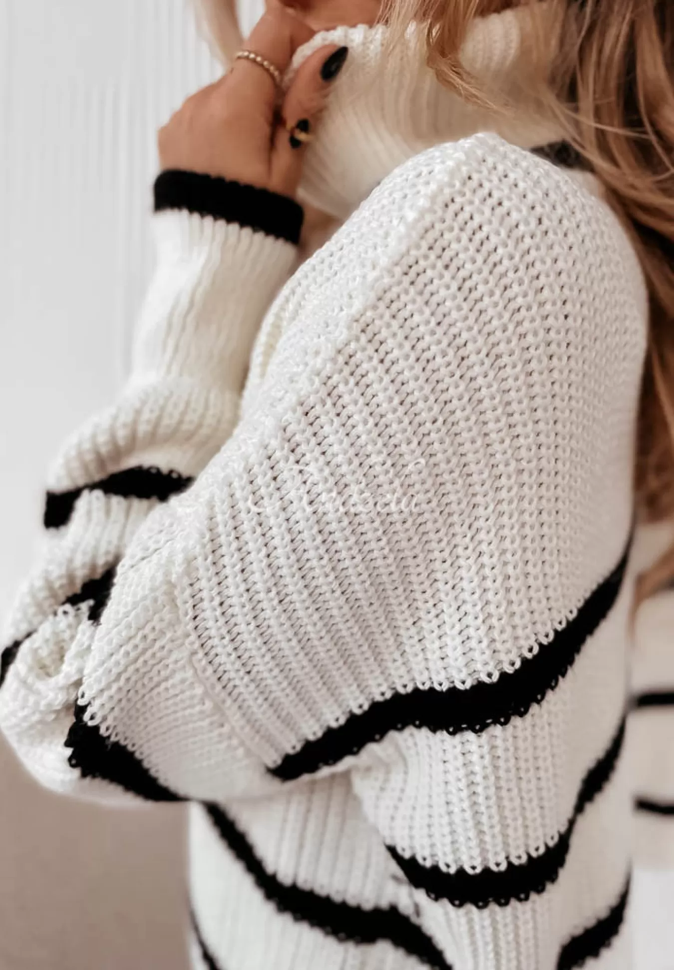 Sale Krotki Sweter Oversize W Paski Z Golfem Ignacio Ecru Kobieta Swetry