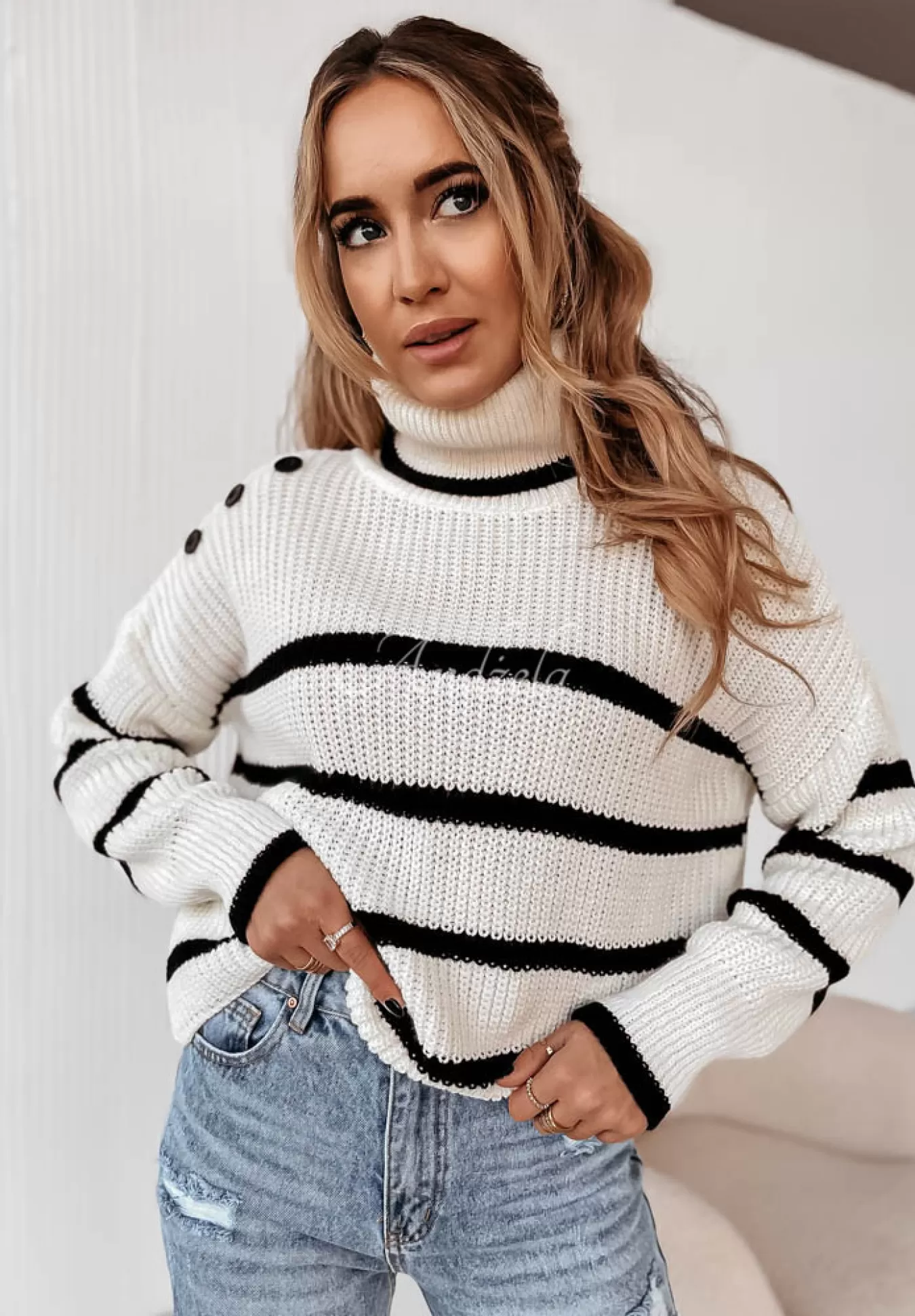Sale Krotki Sweter Oversize W Paski Z Golfem Ignacio Ecru Kobieta Swetry