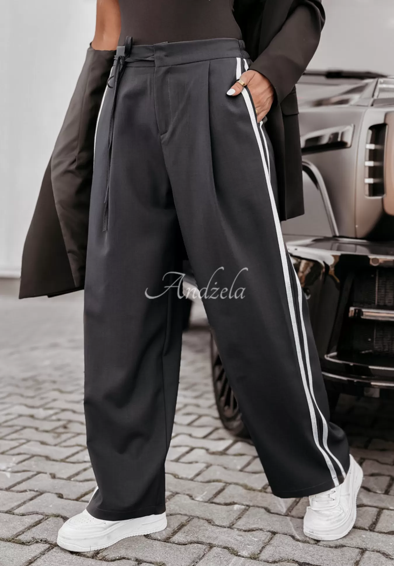New Materialowe Spodnie Wide Leg Z Lampasami Young And Brave Grafitowe Kobieta Spodnie