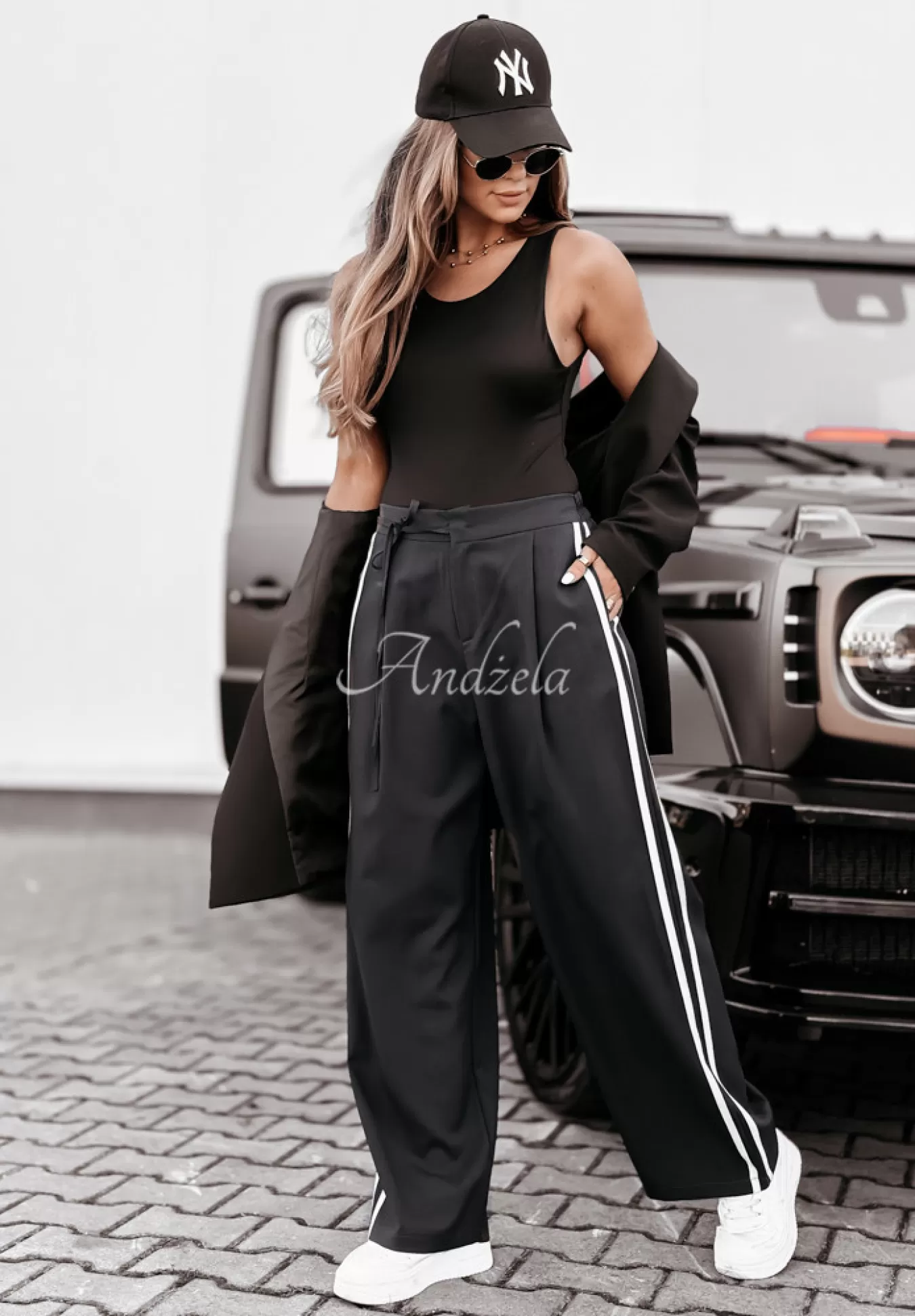 New Materialowe Spodnie Wide Leg Z Lampasami Young And Brave Grafitowe Kobieta Spodnie