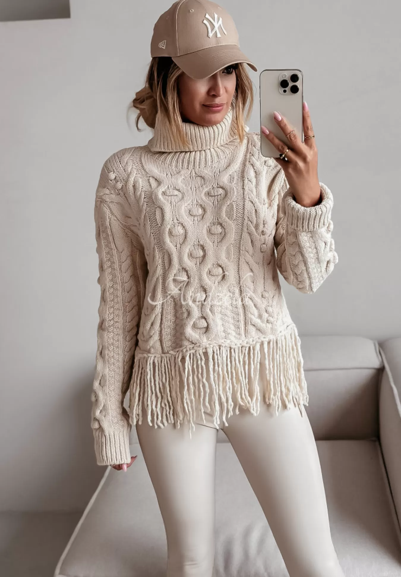 Store Ozdobnie Pleciony Sweter Z Golfem I Fredzlami Stay Cozy Bezowy Kobieta Swetry