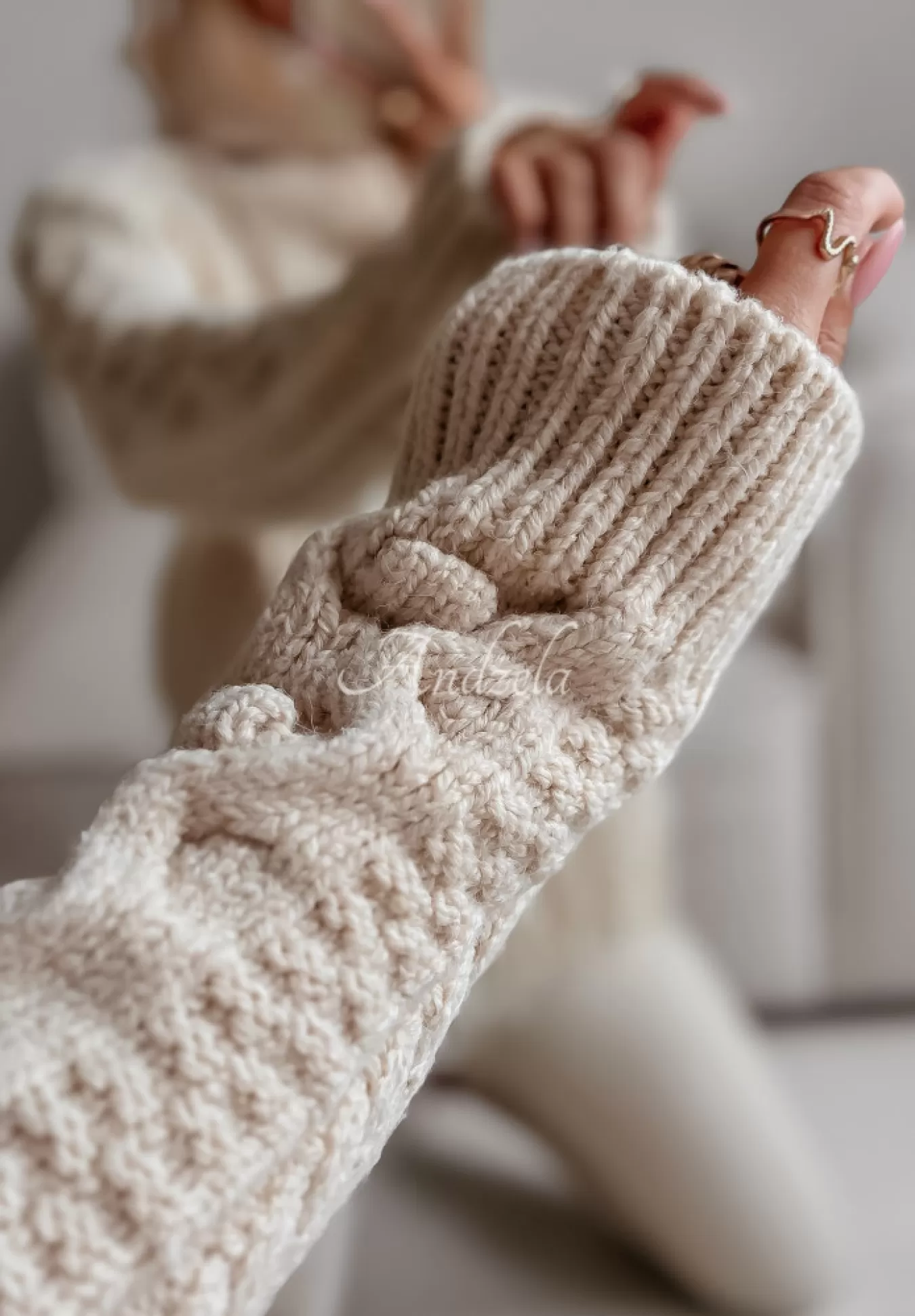 Store Ozdobnie Pleciony Sweter Z Golfem I Fredzlami Stay Cozy Bezowy Kobieta Swetry