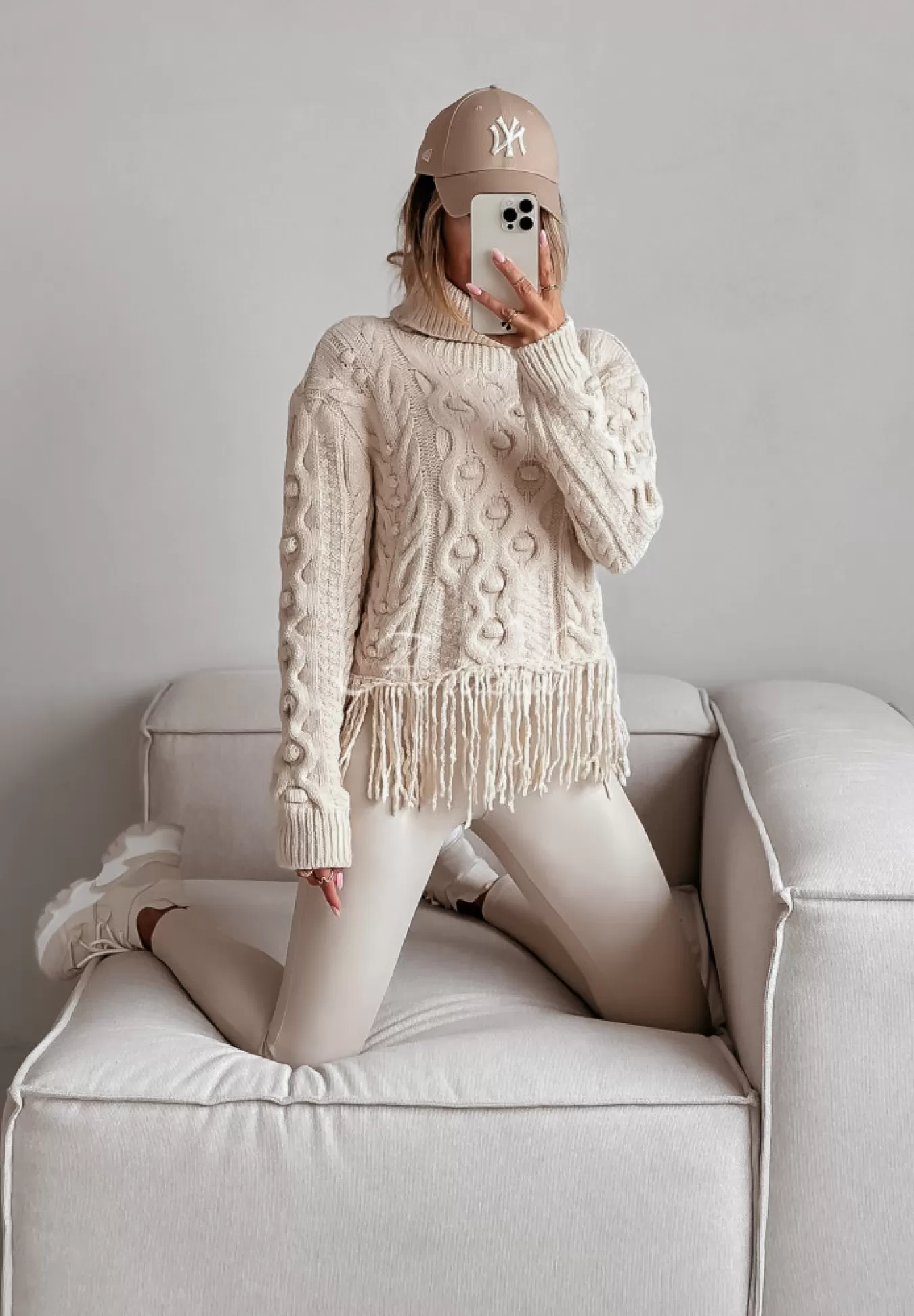 Store Ozdobnie Pleciony Sweter Z Golfem I Fredzlami Stay Cozy Bezowy Kobieta Swetry
