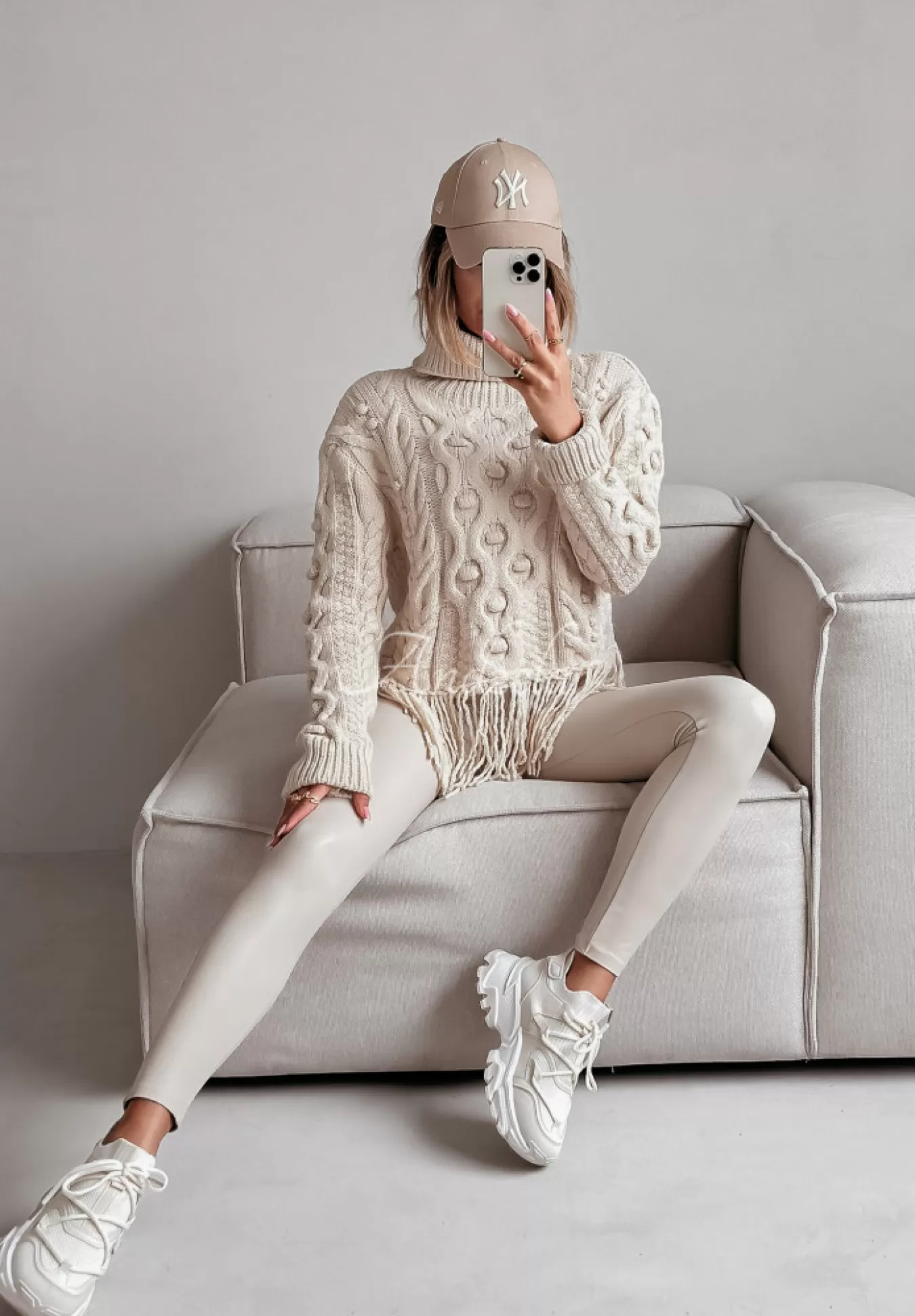 Store Ozdobnie Pleciony Sweter Z Golfem I Fredzlami Stay Cozy Bezowy Kobieta Swetry