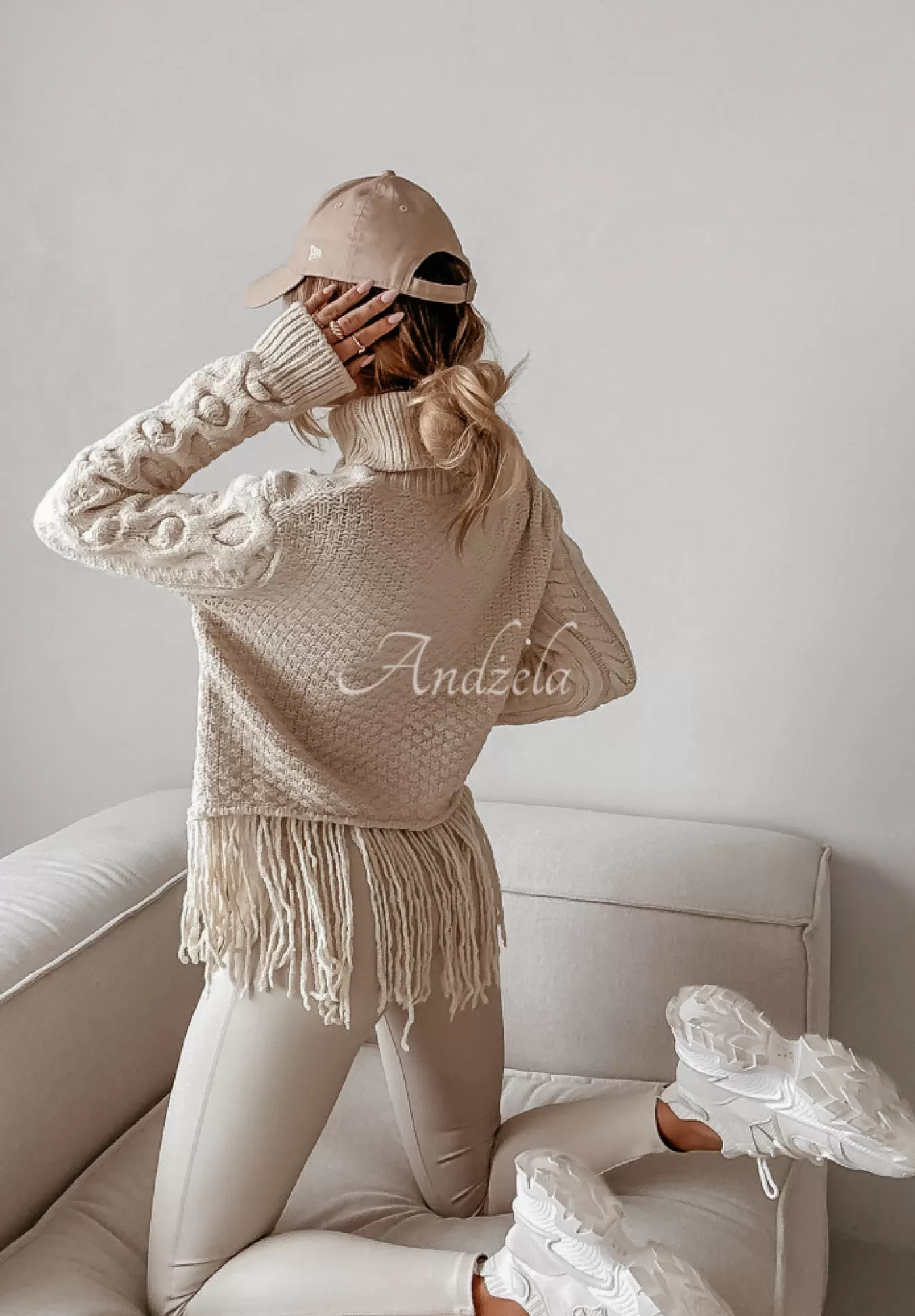 Store Ozdobnie Pleciony Sweter Z Golfem I Fredzlami Stay Cozy Bezowy Kobieta Swetry