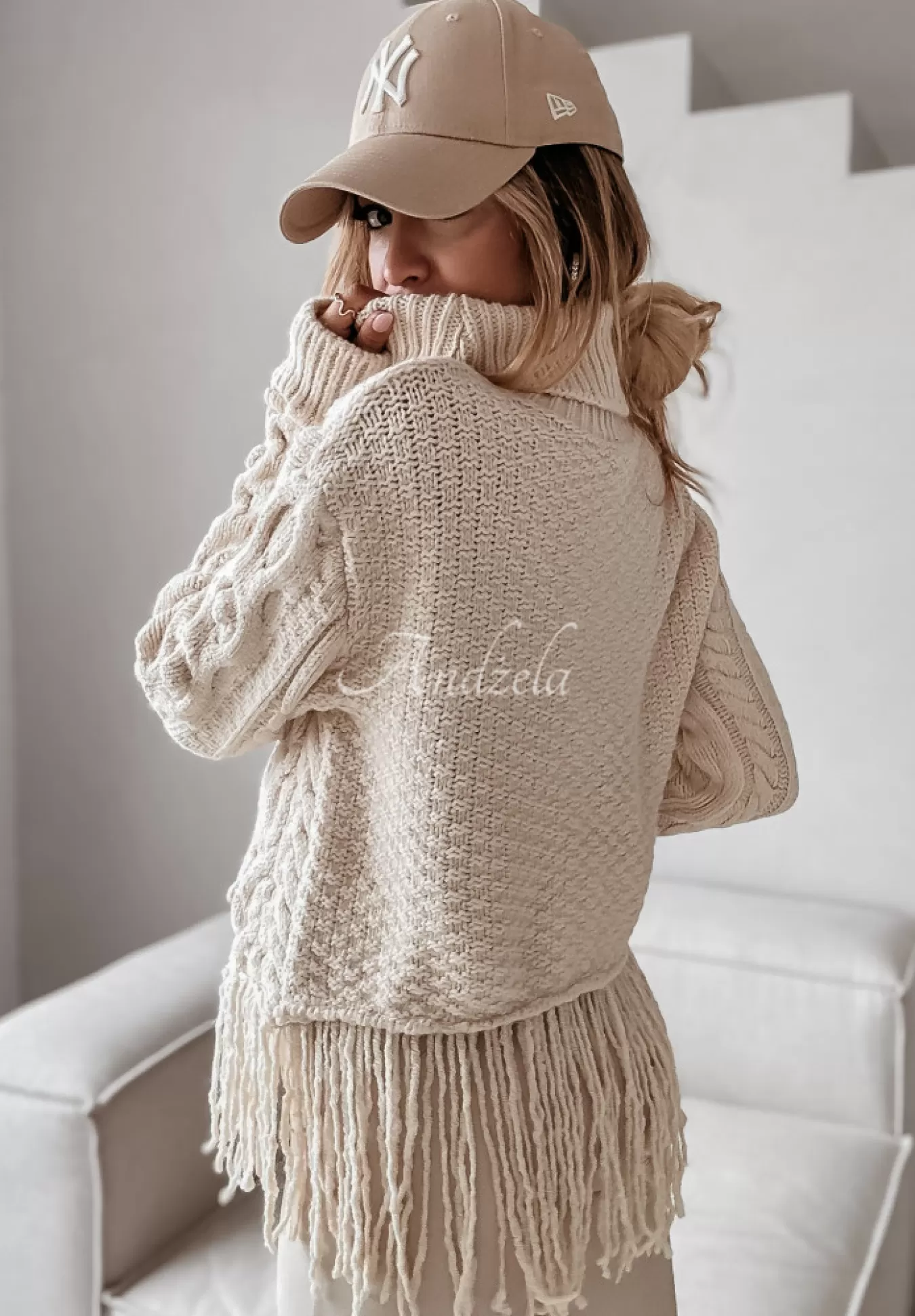 Store Ozdobnie Pleciony Sweter Z Golfem I Fredzlami Stay Cozy Bezowy Kobieta Swetry