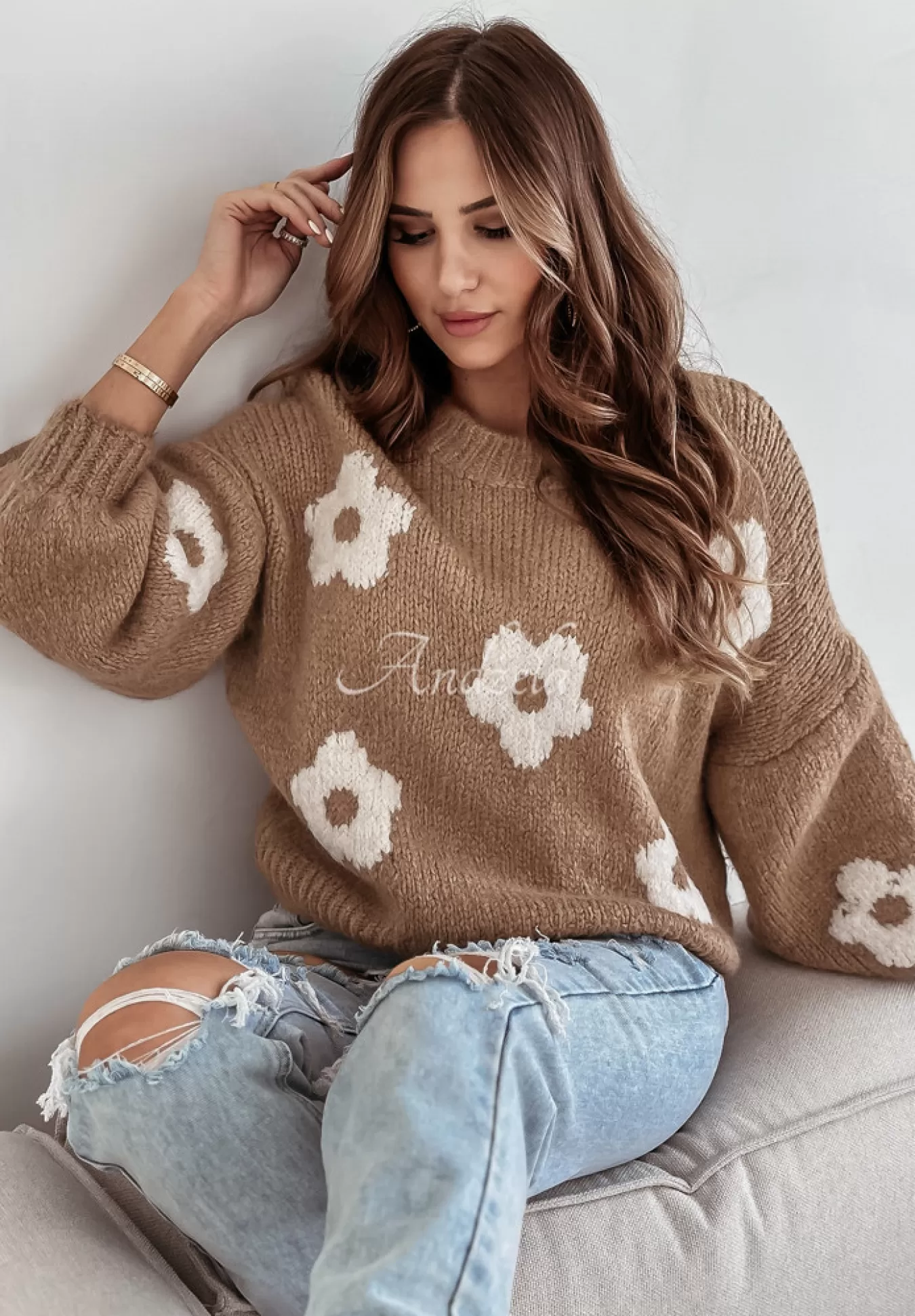 New Sweter Oversize W Kwiaty Be My Flower Camelowy Kobieta Swetry