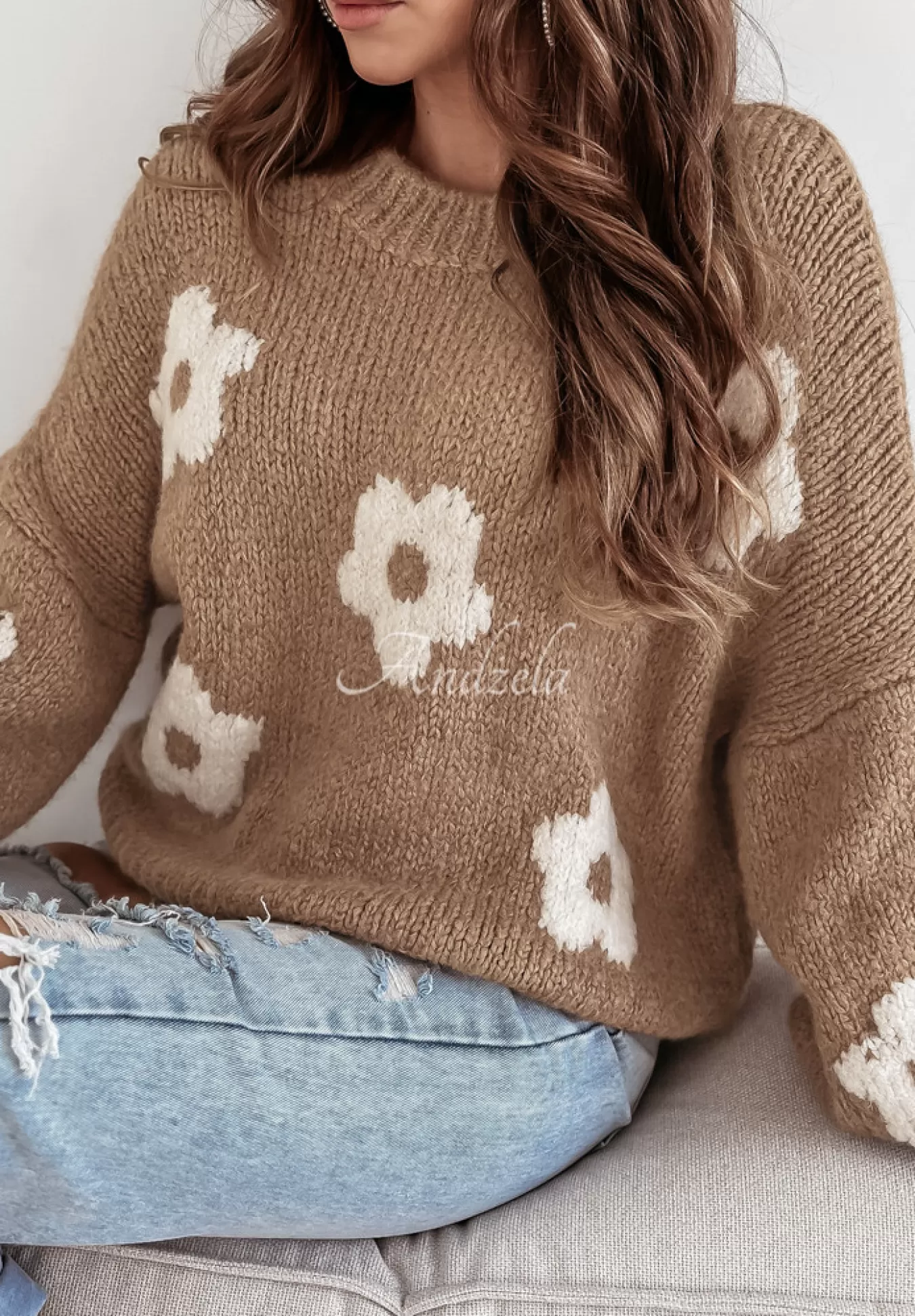 New Sweter Oversize W Kwiaty Be My Flower Camelowy Kobieta Swetry