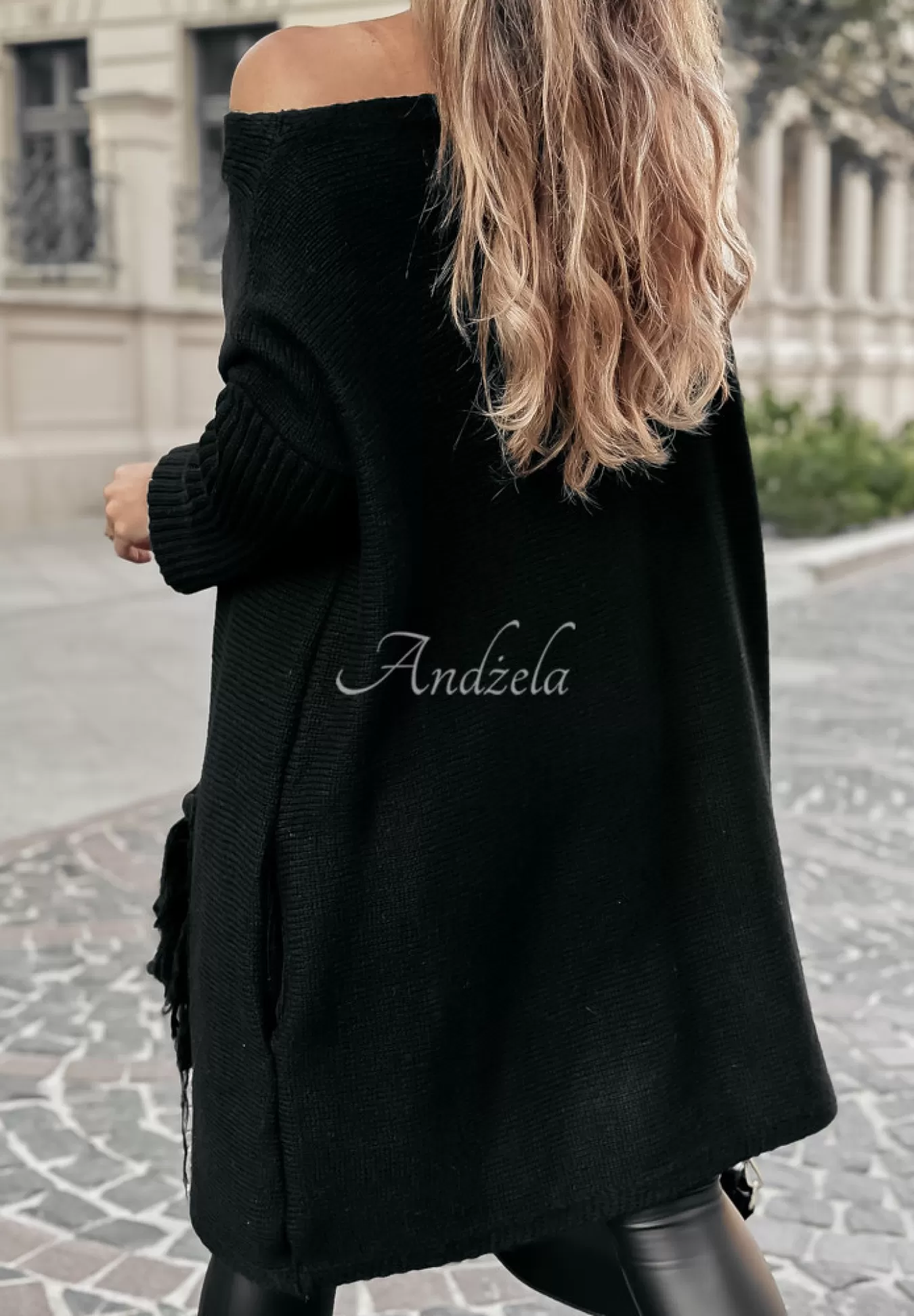 Fashion Sweter Sukienka Oversize Z Fredzlami Hot Tea Czarny Kobieta Swetry