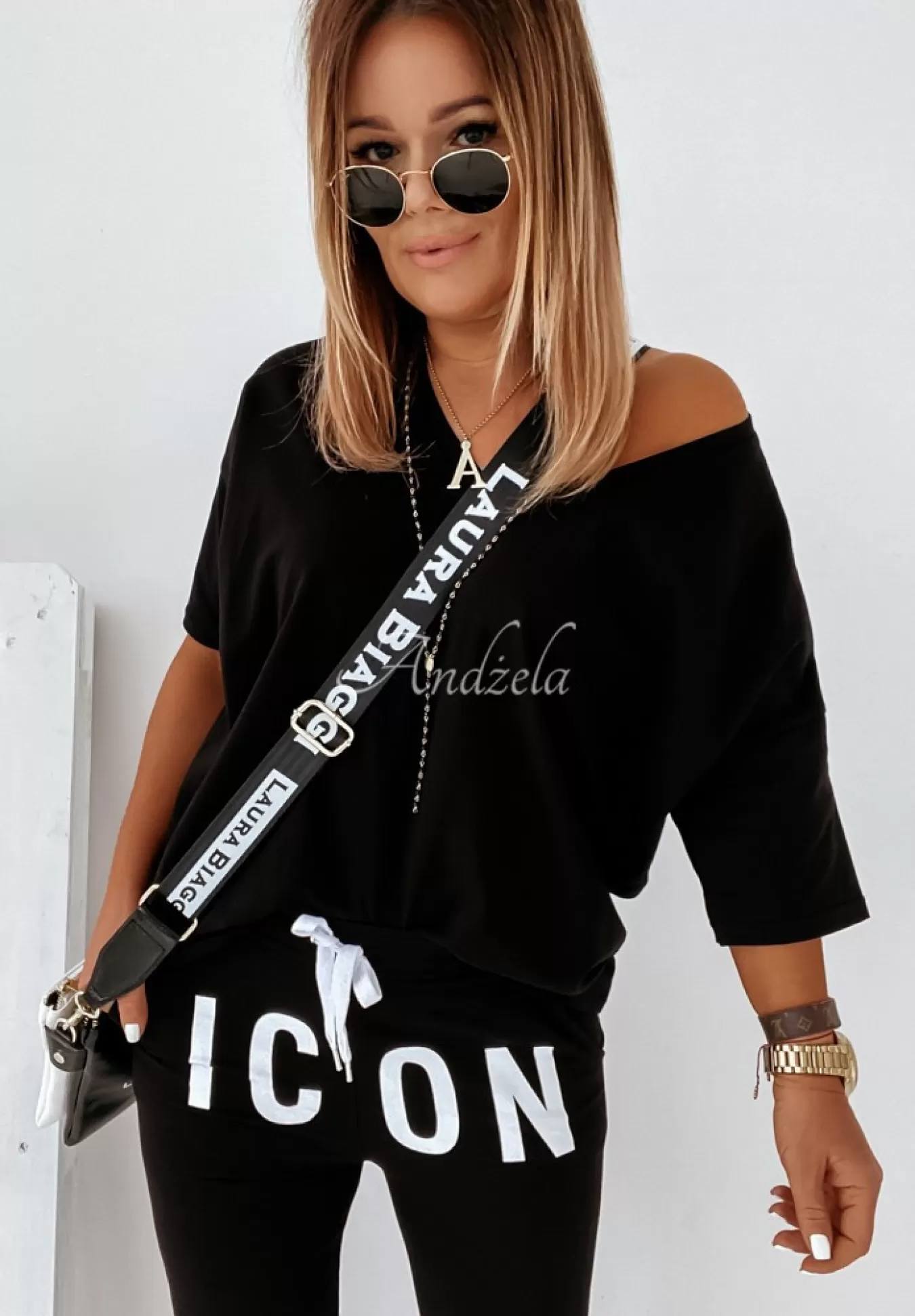 Online T-Shirt Oversize Z Dekoltem W Serek Cascade Czarny Kobieta Bluzki