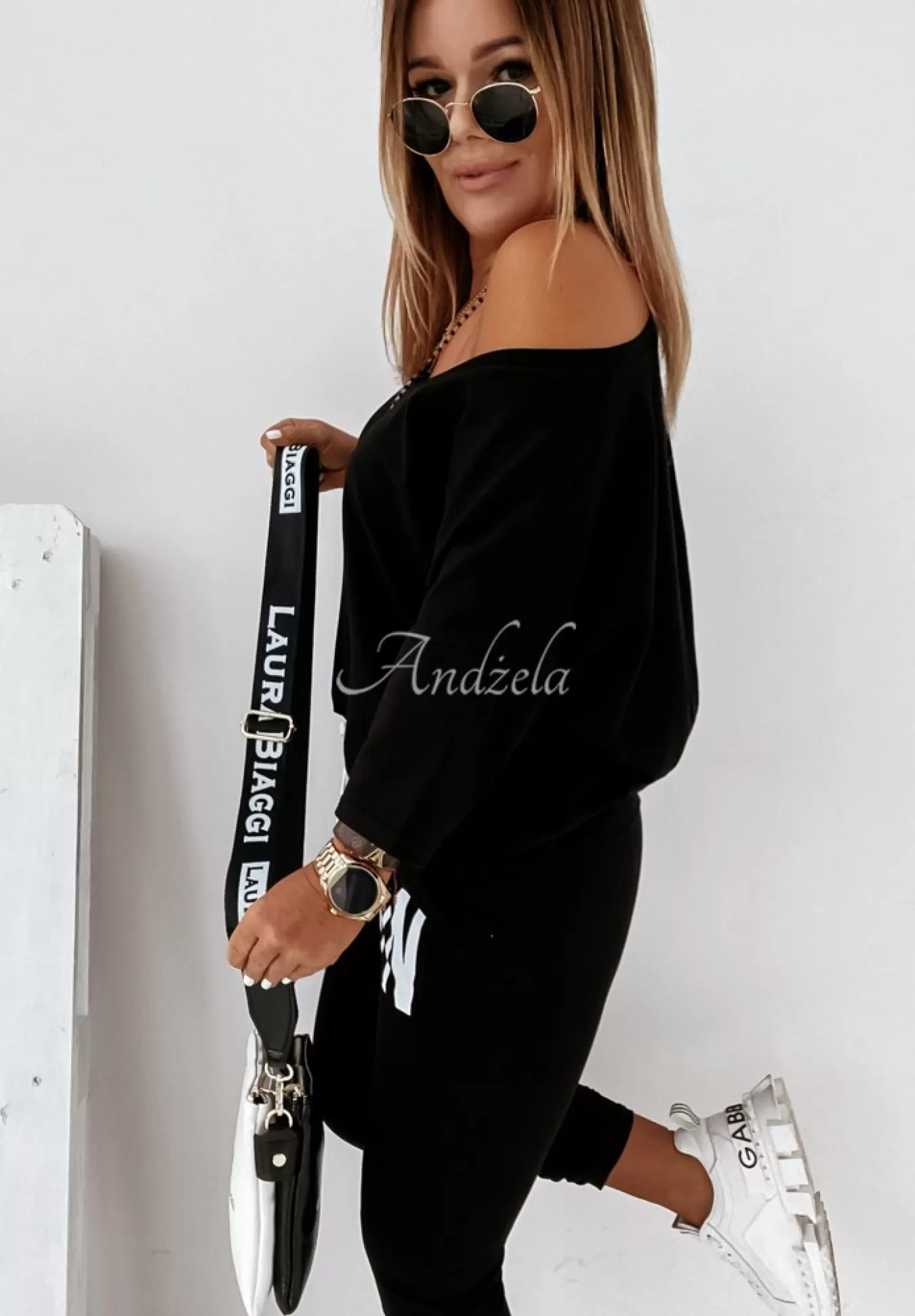 Online T-Shirt Oversize Z Dekoltem W Serek Cascade Czarny Kobieta Bluzki