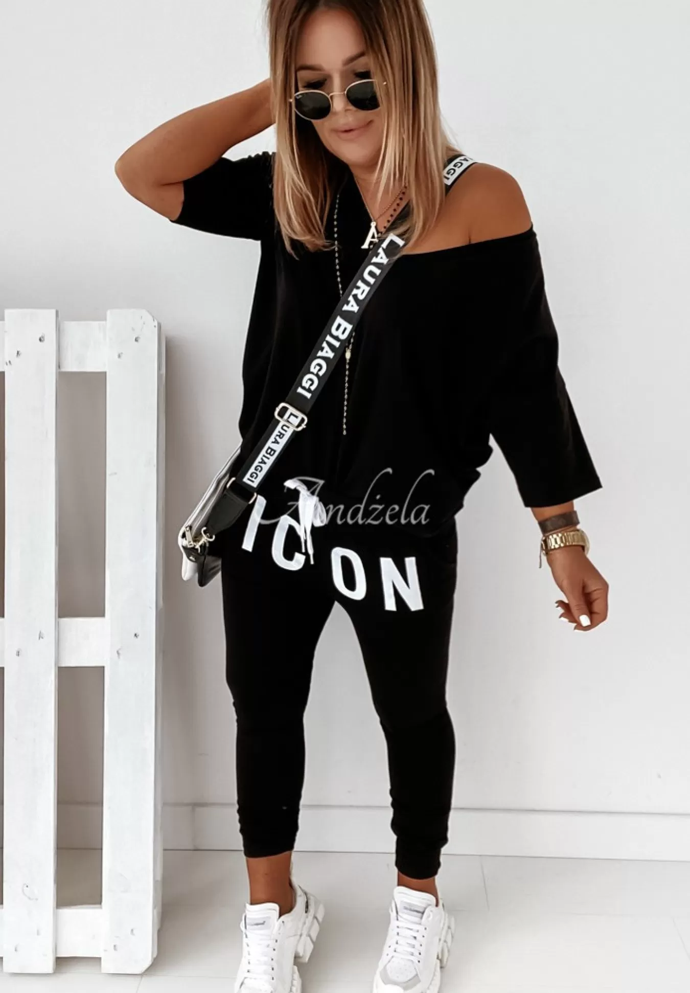 Online T-Shirt Oversize Z Dekoltem W Serek Cascade Czarny Kobieta Bluzki
