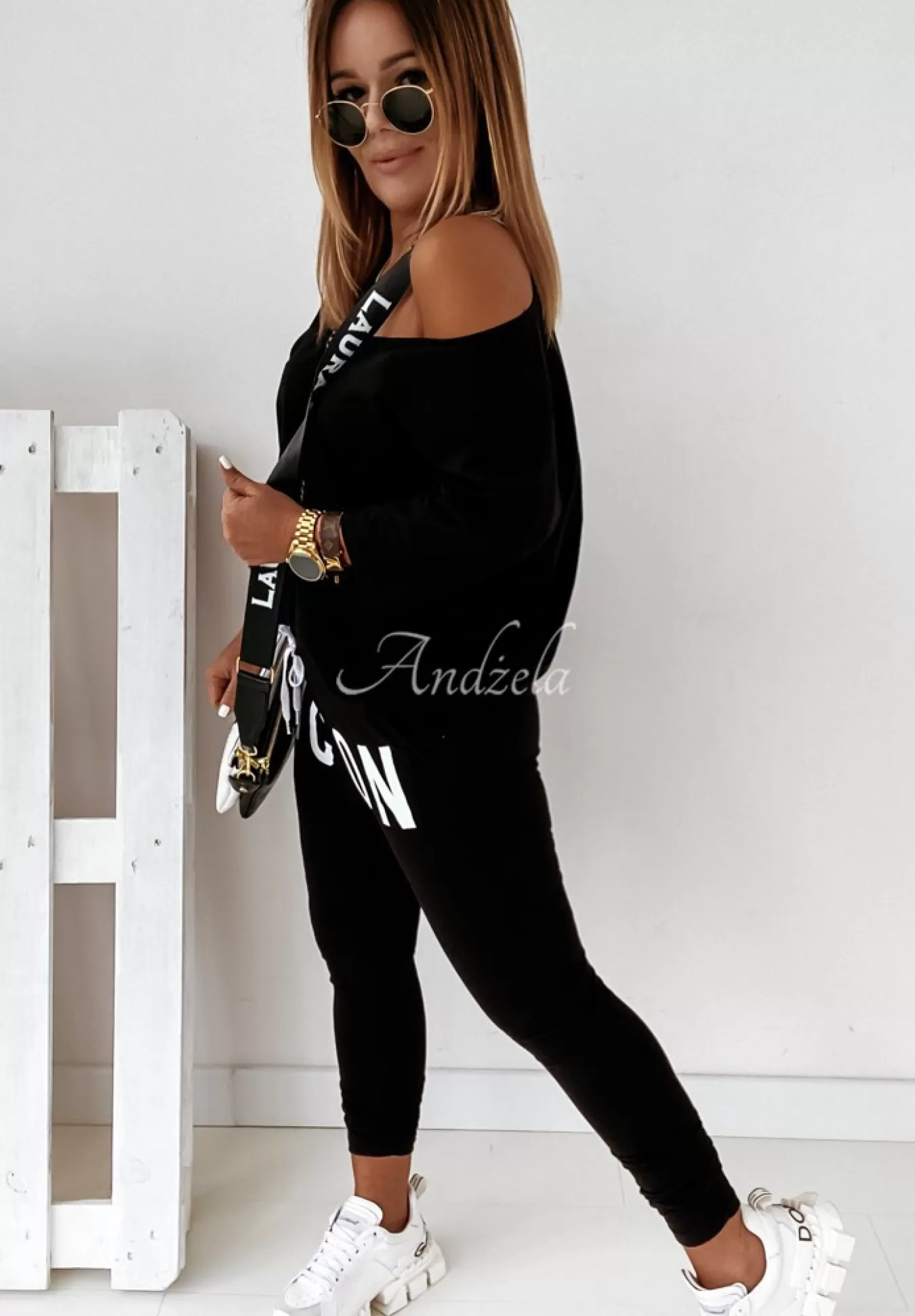Online T-Shirt Oversize Z Dekoltem W Serek Cascade Czarny Kobieta Bluzki