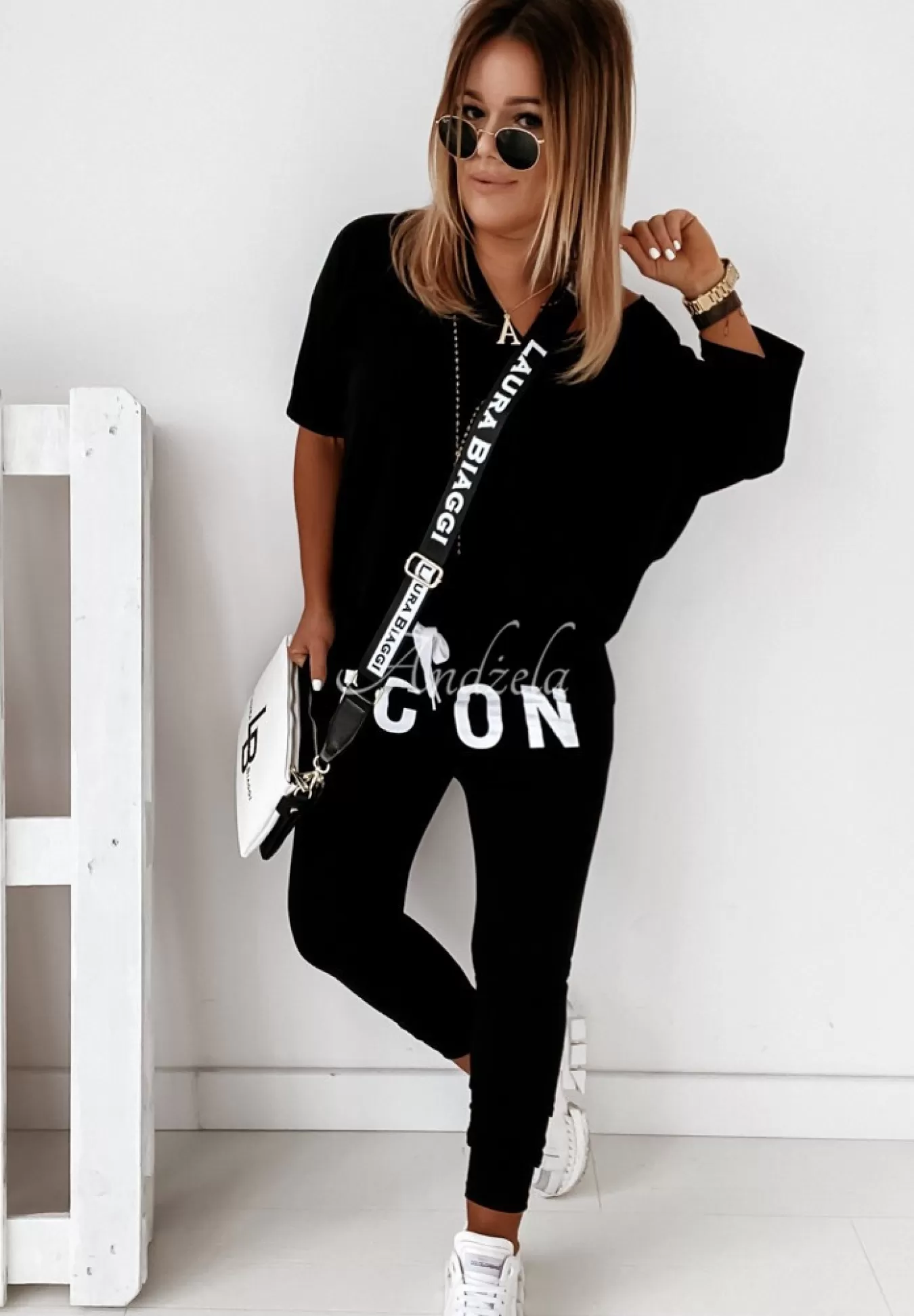 Online T-Shirt Oversize Z Dekoltem W Serek Cascade Czarny Kobieta Bluzki