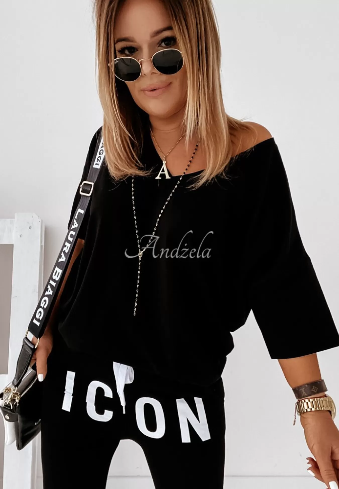 Online T-Shirt Oversize Z Dekoltem W Serek Cascade Czarny Kobieta Bluzki