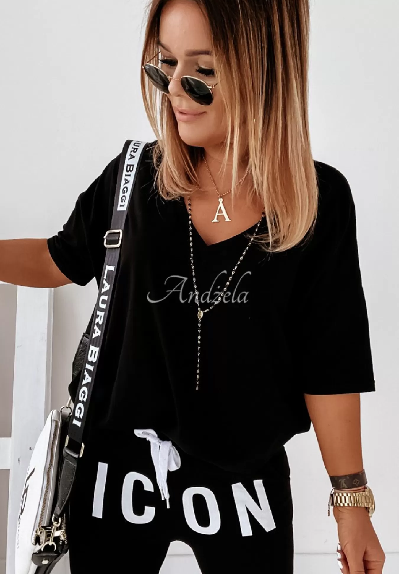 Online T-Shirt Oversize Z Dekoltem W Serek Cascade Czarny Kobieta Bluzki